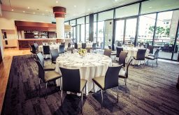 dinner layout, bar, view of the outside terrace, cabaret style