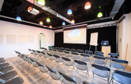 projector screen, flipchart, theatre layout